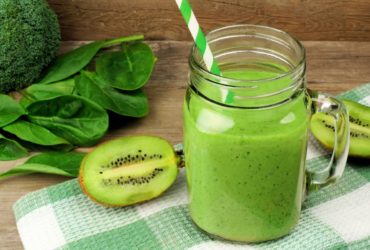 Almond Breeze kiwi and spinach smoothie